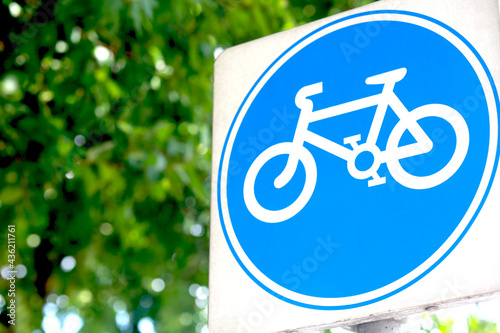 A bicycle sign at the park