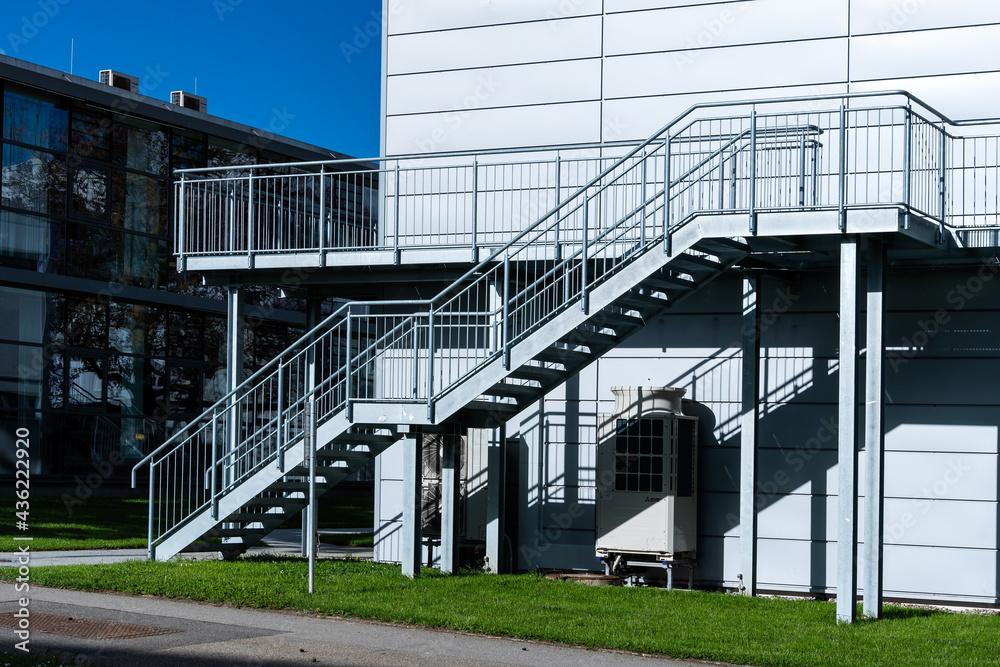 Naklejka premium Feuertreppe an einem Haus
