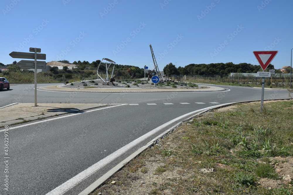 Naklejka premium Pond-point giratoire en bas de Leucate village, Aude.