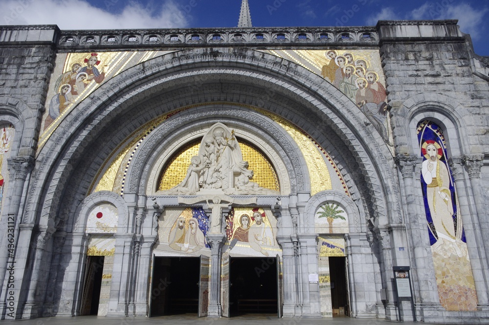 Entrée de la basilique de Lourdes