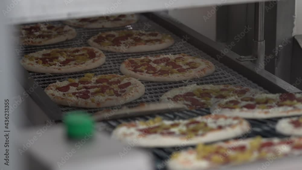 Deep frozen pizza production