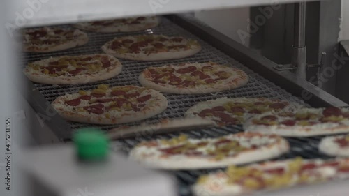 Deep frozen pizza production