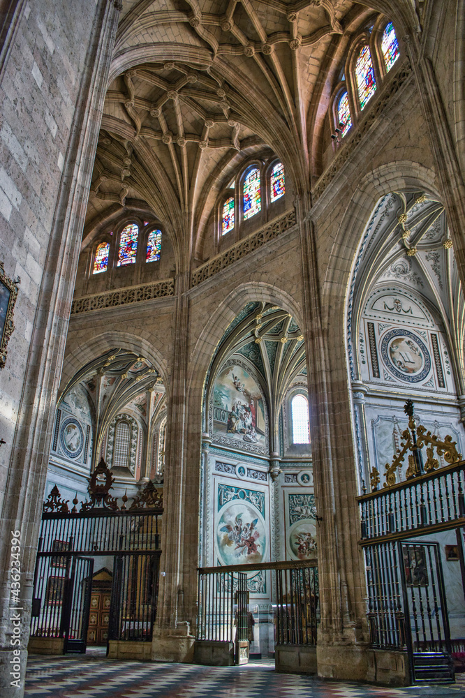 Capillas en la catedral gótica de Segovia, España