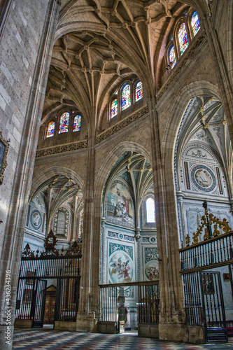 Capillas en la catedral g  tica de Segovia  Espa  a