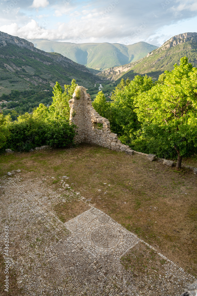 Ruines du jeu de Paume dans le vieux village de Sahune en Drôme Provençale