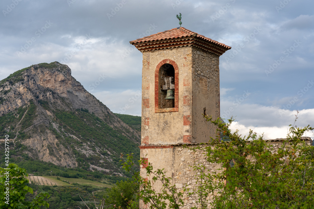 Rocher du Bramard et ancienne église du vieux village de Sahune dans la Drôme Provençale