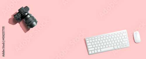 Canvastavla Computer keyboard with a SLR camera