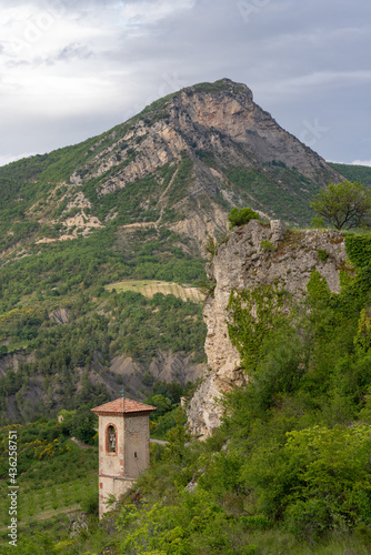 Rocher du Bramard et ancienne église du vieux village de Sahune dans la Drôme Provençale