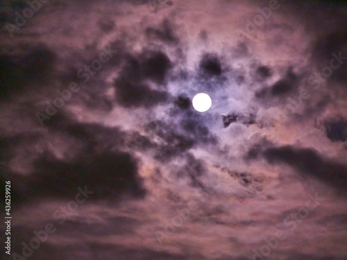 Abendlicht und Vollmond am Himmel © Clarini