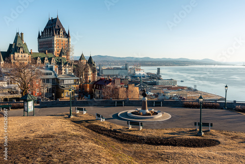 Foto View of the St Denis terrace with the Frontenac castle and the St Lawrence river