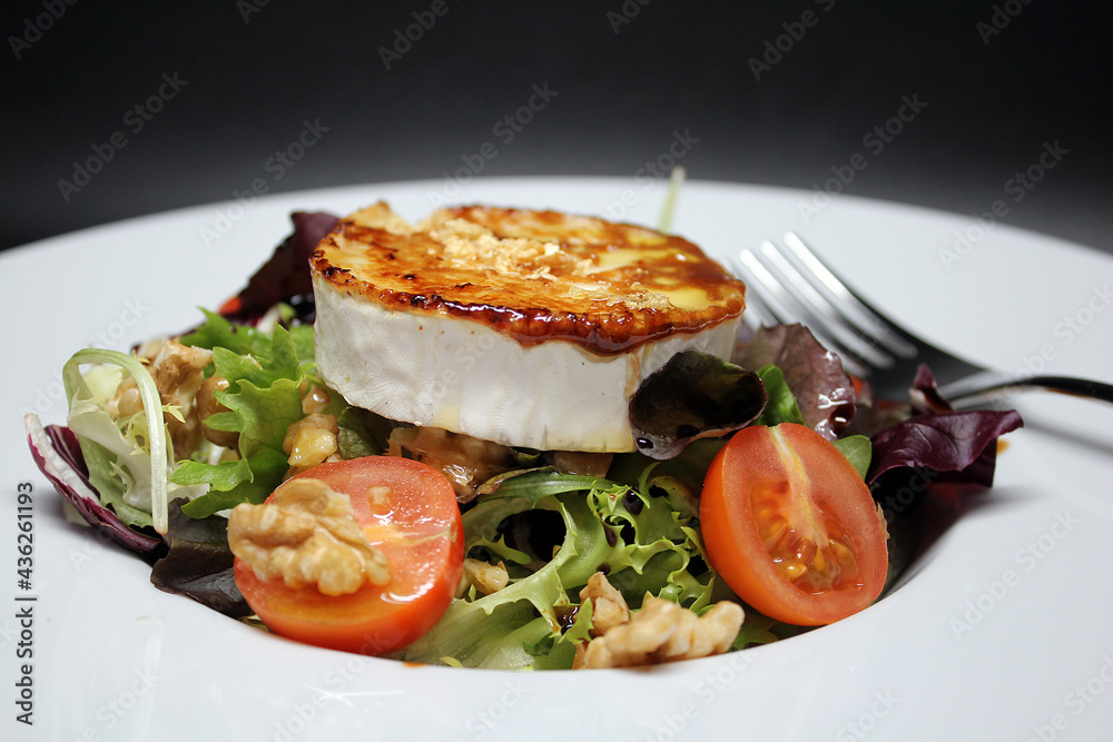 Ensalada de queso de cabra caramelizado con nueces Ensalada de queso de cabra caramelizado con nueces
