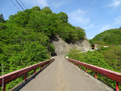 山峡に架かる橋 © 晋 宮本