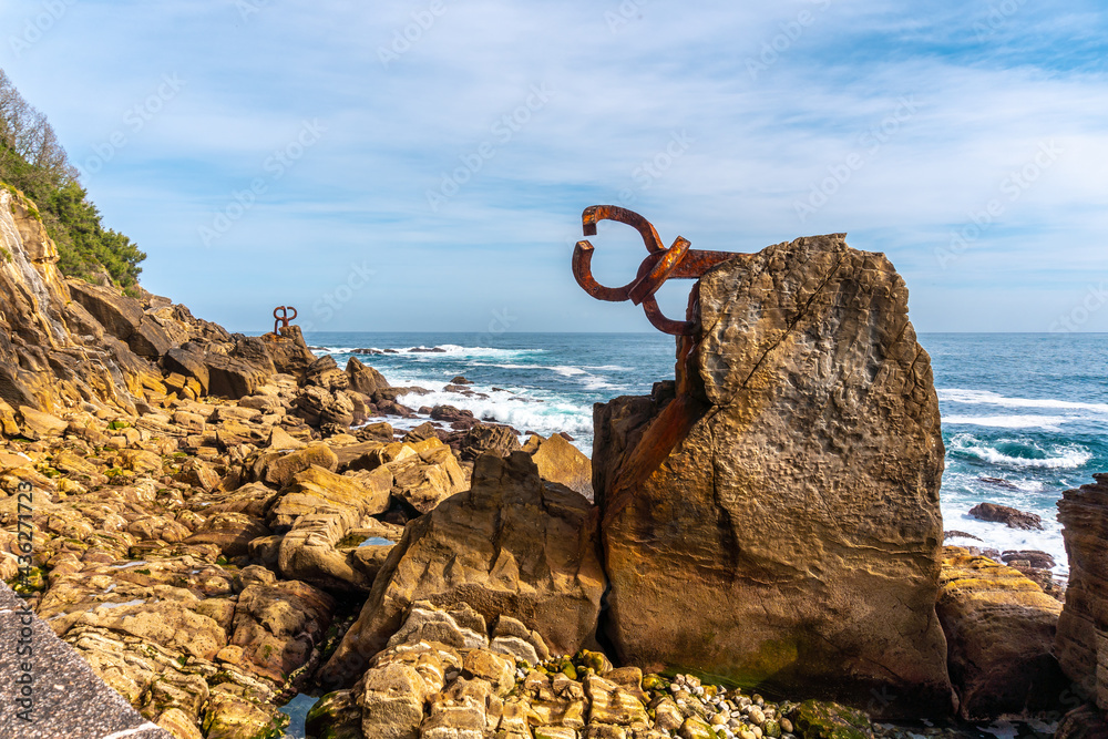 Fototapeta premium Low tide at the Peine del Viento in San Sebastián. Province of Gipuzkoa, Basque Country. Spain