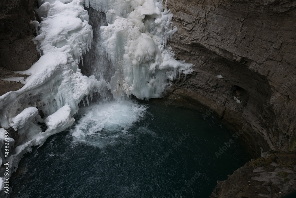 Naklejka premium Canyon Winter Lake Snow
