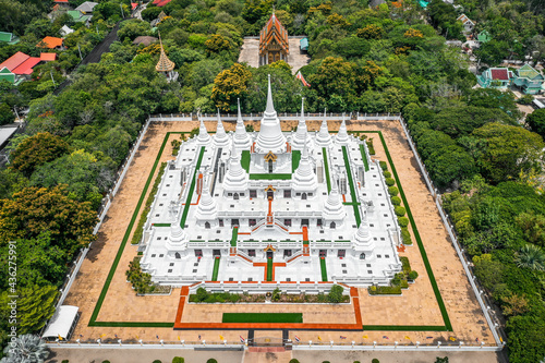 Canvas Print Aerial view of Wat Asokaram, temple in south Bangkok, Thailand