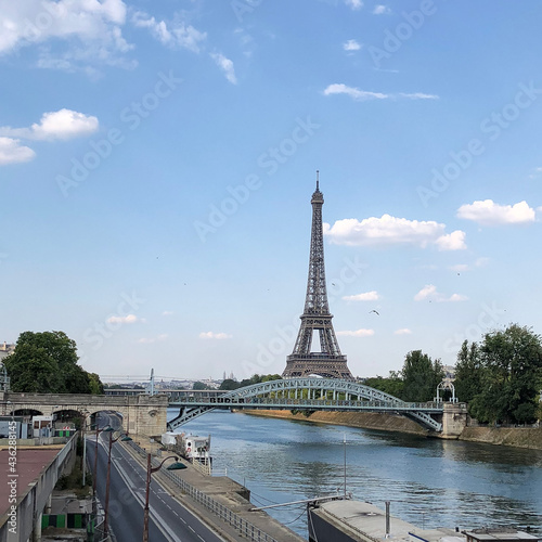 A picture of the harmonious background of the Eiffel Tower and the river in France's symbol.