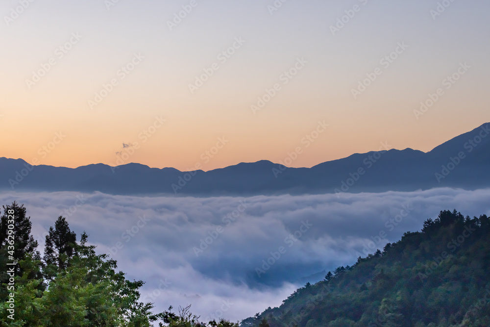 春の山の朝焼けと雲海 春の山の朝焼けと雲海