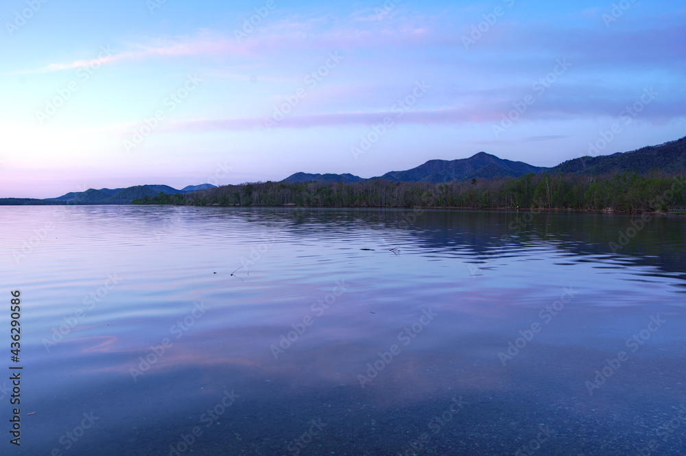 薄い青に染まるトワイライトの湖と空。