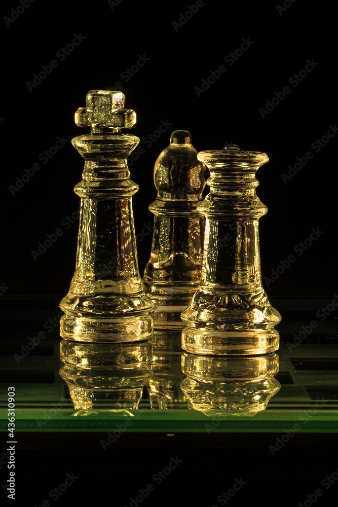 Szklane figury szachowe podświetlone światłem rgb makro - obrazy, fototapety, plakaty 
