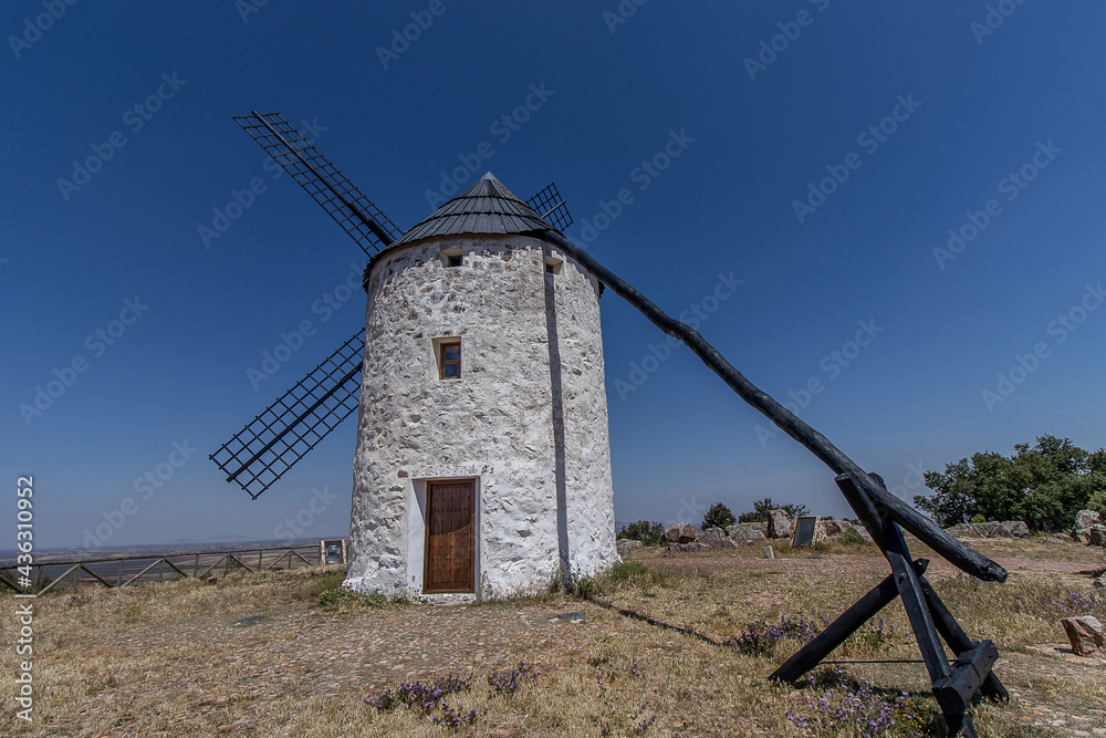 Molinos de viento turísticos en Los Yebenes, provincia de Toledo 