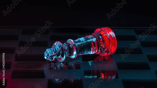 Bilde på lerret Szklane figury szachowe podświetlone światłem rgb makro