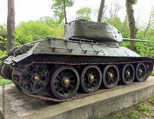 Czołg T-34 na postumencie.