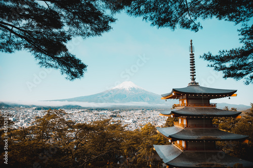 Obraz na płótnie 忠霊塔から見える富士山 w salonie