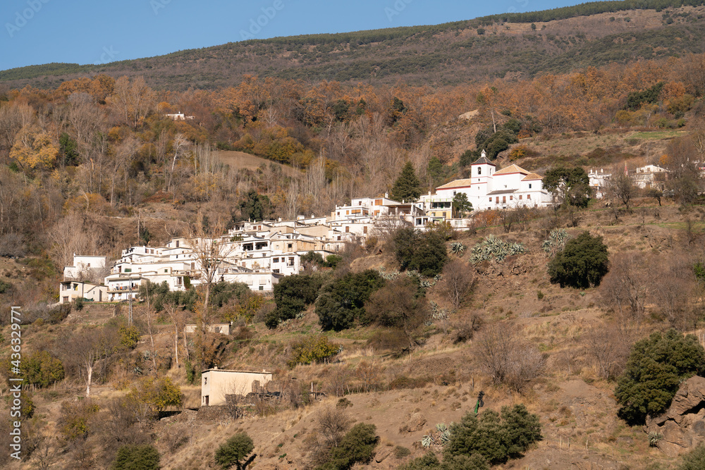 A town on the slope of the Sierra Nevada mountain