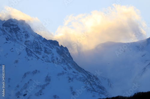 白馬栂池から見える朝日が差し込む雪山