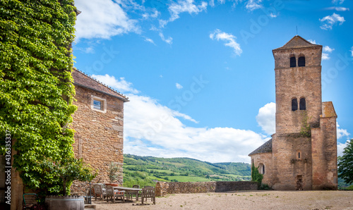 Vues du château de Pierreclos  en Bourgogne photo