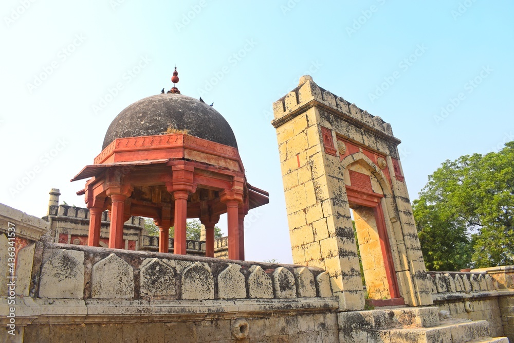 Obraz premium Group of old Tombs and Mosques in jhajjar district, haryana, india