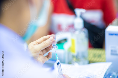 Method of move vaccine to syringe