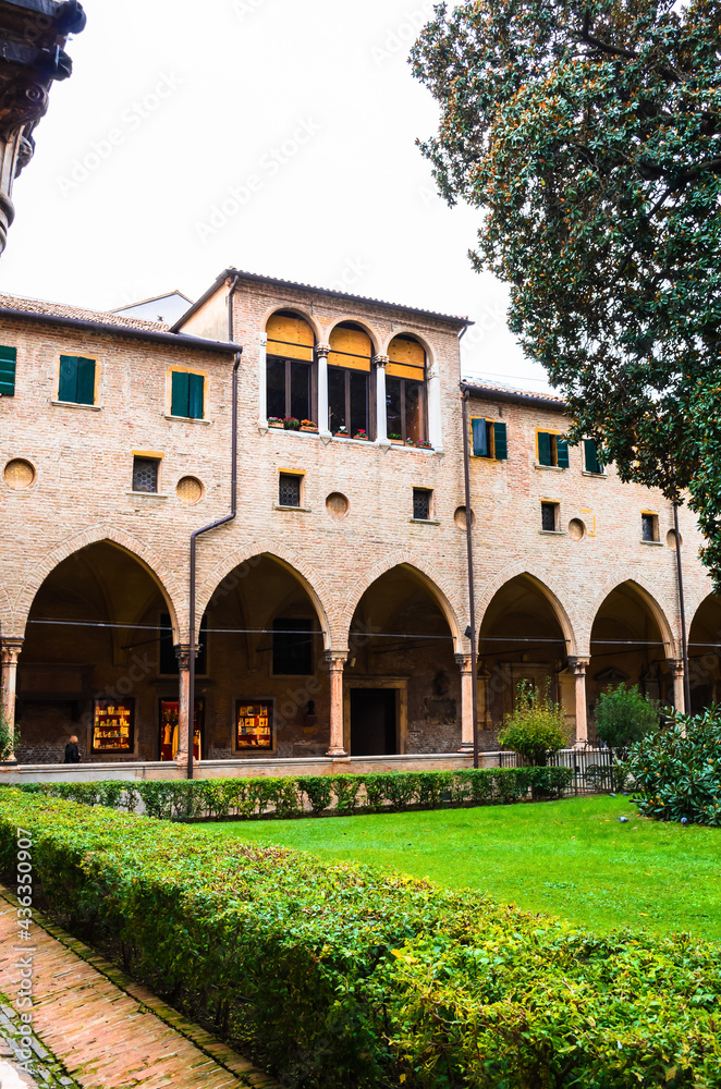 Fototapeta premium Courtyard of beautiful Basilica di Sant'Antonio in Padova (Padua), Veneto, Italy