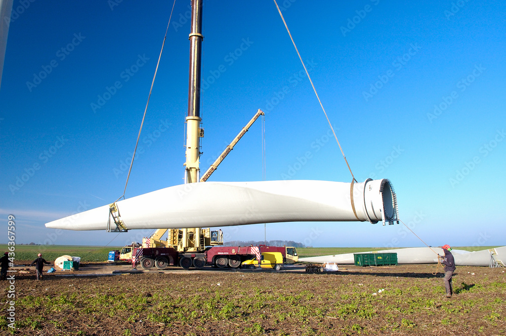 1er parc éolien en Haute Normandie. Montage de pales sur le rotor d'une  éolienne Photos | Adobe Stock