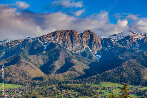 Fototapeta Naklejka Na Ścianę i Meble -  Sunset in the Tatras. View of Giewont. In the valley - Zakopane.