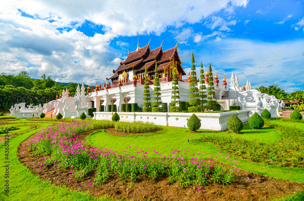 Obraz premium The Royal Pavilion (Ho Kham Luang) in Royal Park Rajapruek in Chiangmai, Thailand. selective focus