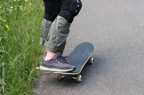 Jeune adolescente sportive en skateboard