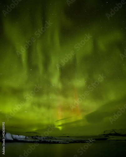 Foto Vertical shot of a stunning aurora bright green sky