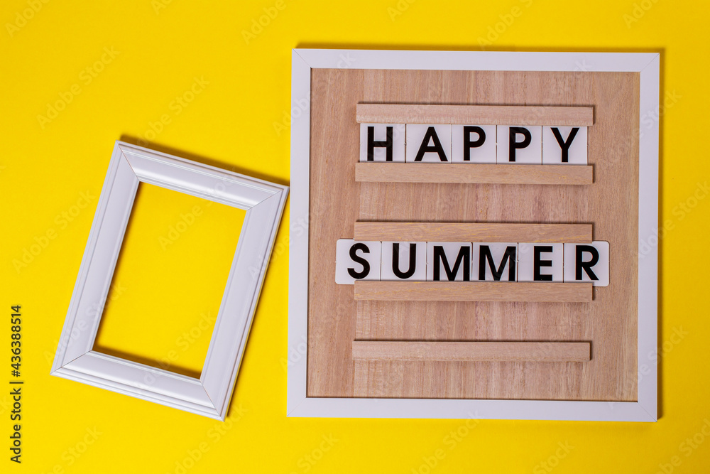 Obraz premium A composition with a white photo frame and a message board with a quote about a happy summer.