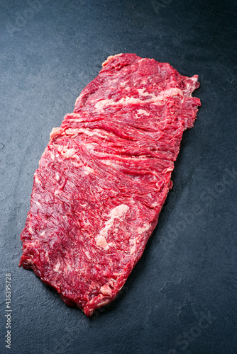 Rohes wagyu Kronfleisch Steak angeboten als Draufsicht auf einem schwarzen Board mit Textfreiraum 