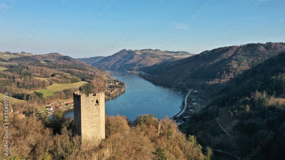Burgruine Freyenstein neben der schönen blauen Donau