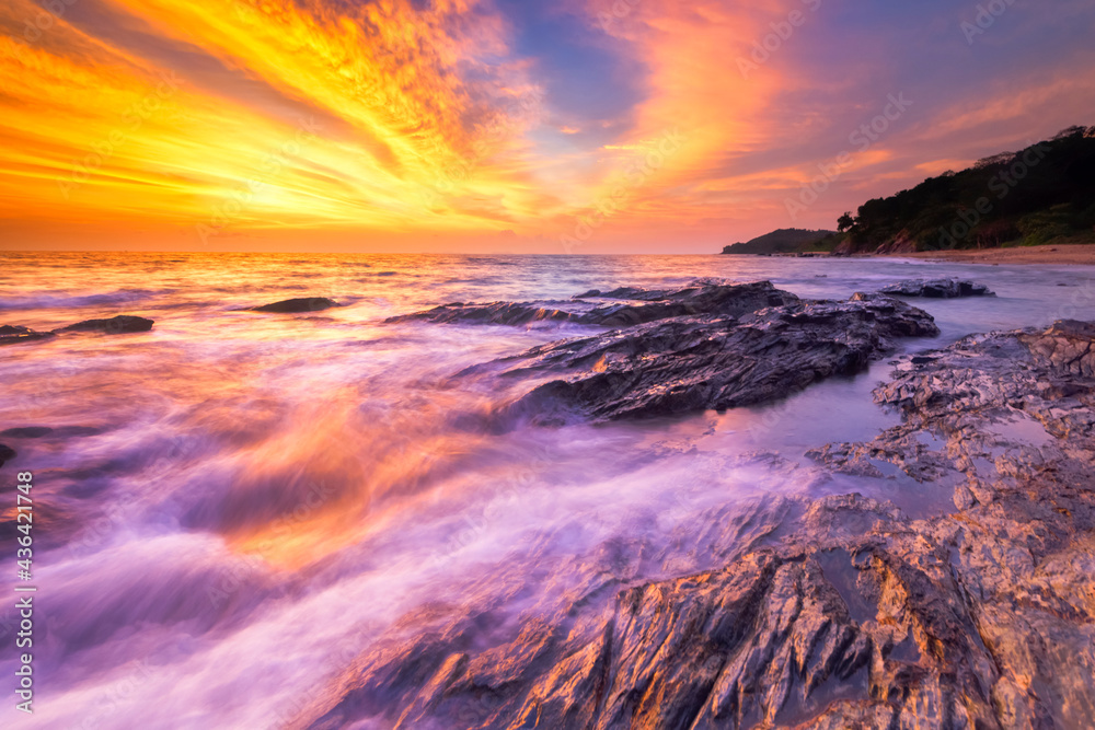 Naklejka premium Scenic Seascape at Sunset on Koh Lanta Island, Krabi Province, Thailand