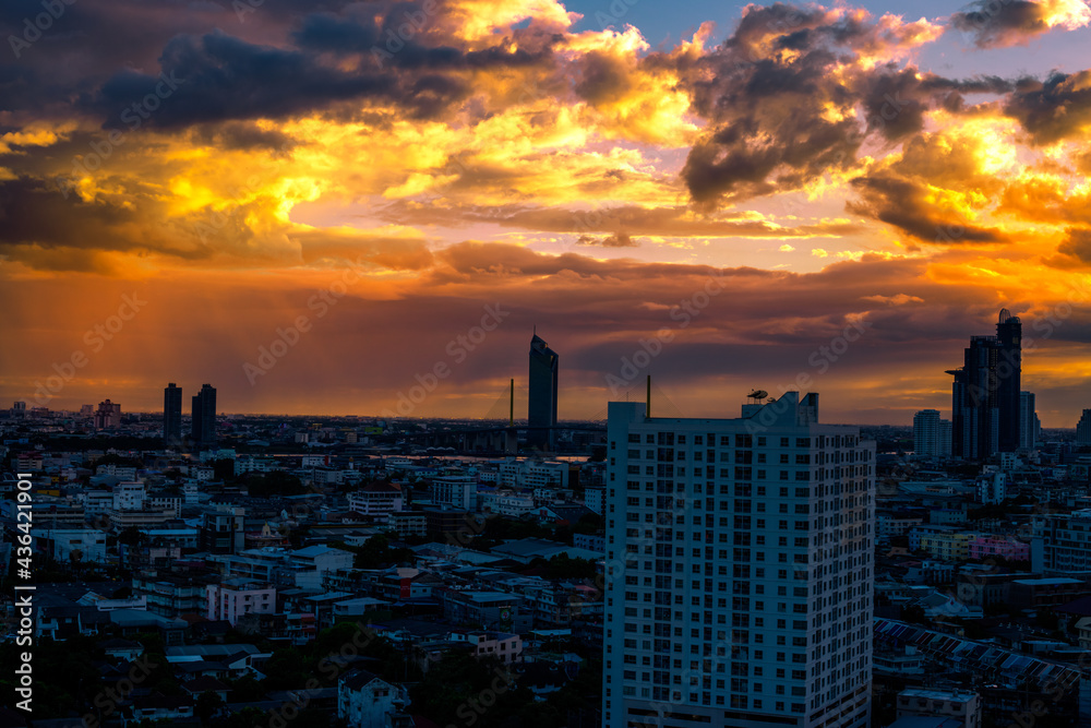 Obraz premium The high angle background of the city view with the secret light of the evening, blurring of night lights, showing the distribution of condominiums, dense homes in the capital community
