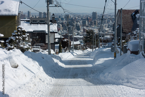 雪が積み上げられた市街地の風景  北海道札幌市 © tkyszk