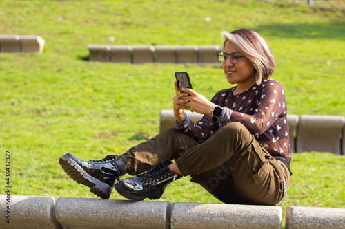 girl typing in the cellphone