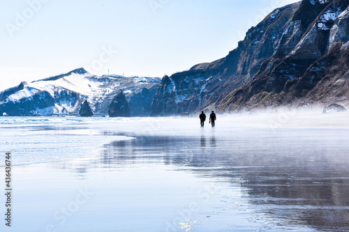 寒さに凍えそうな北海道室蘭市のイタンキ浜の初冬の風景