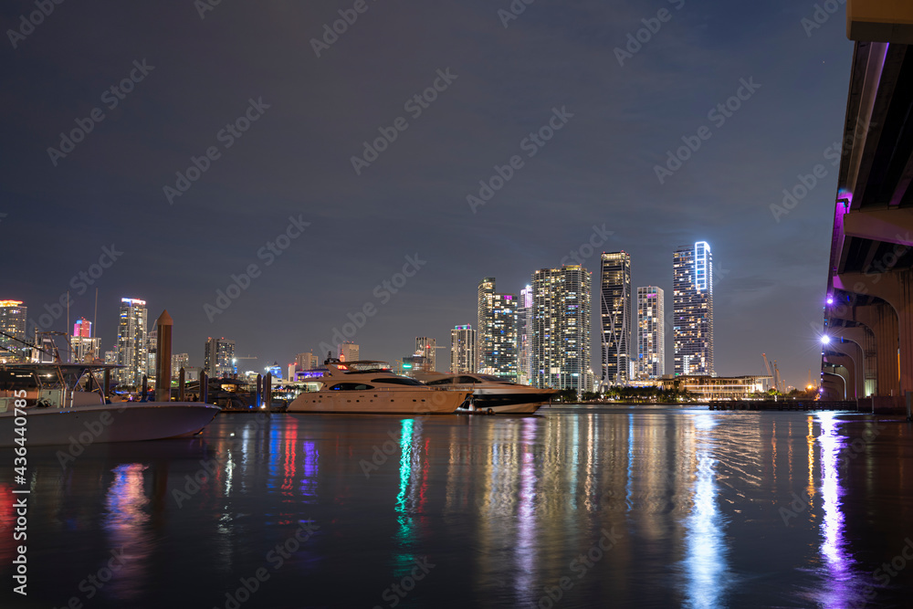 Obraz premium Miami city skyline. USA downtown skyscrappers landscape.