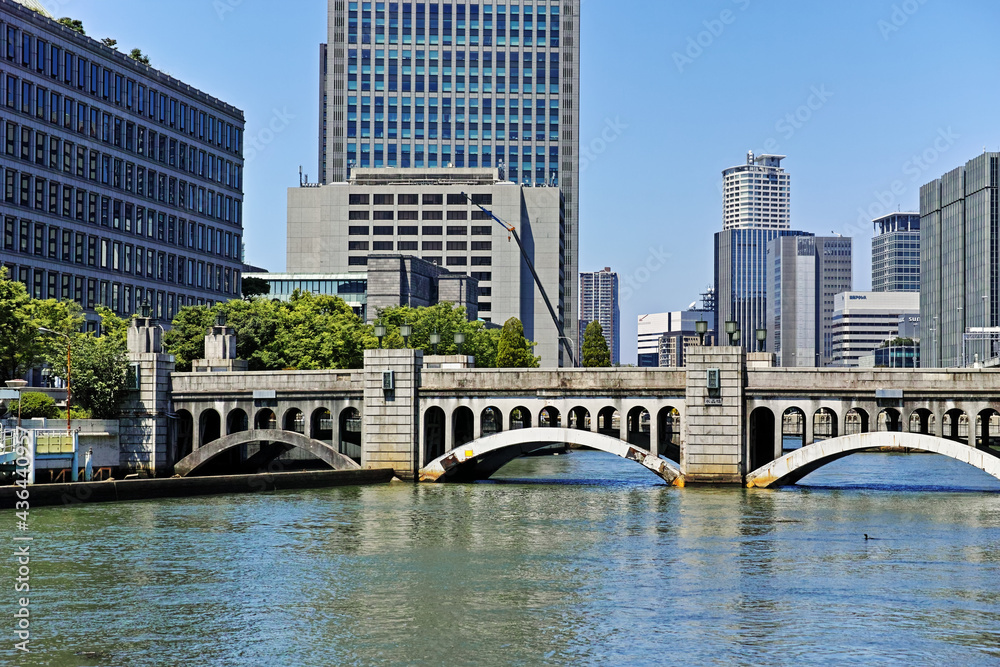 大阪中之島 堂島川に架かる水晶橋と高層ビル