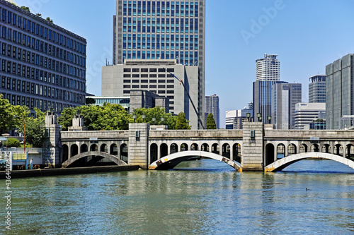 大阪中之島 堂島川に架かる水晶橋と高層ビル © Loco