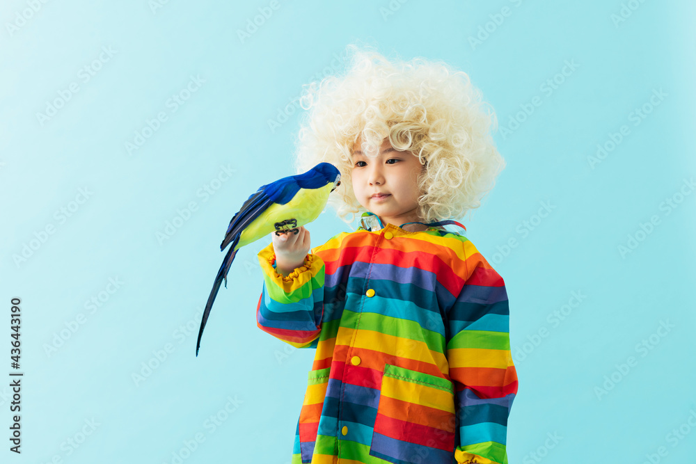 手に鳥を乗せた女の子のポートレート 手に鳥を乗せた女の子のポートレート
